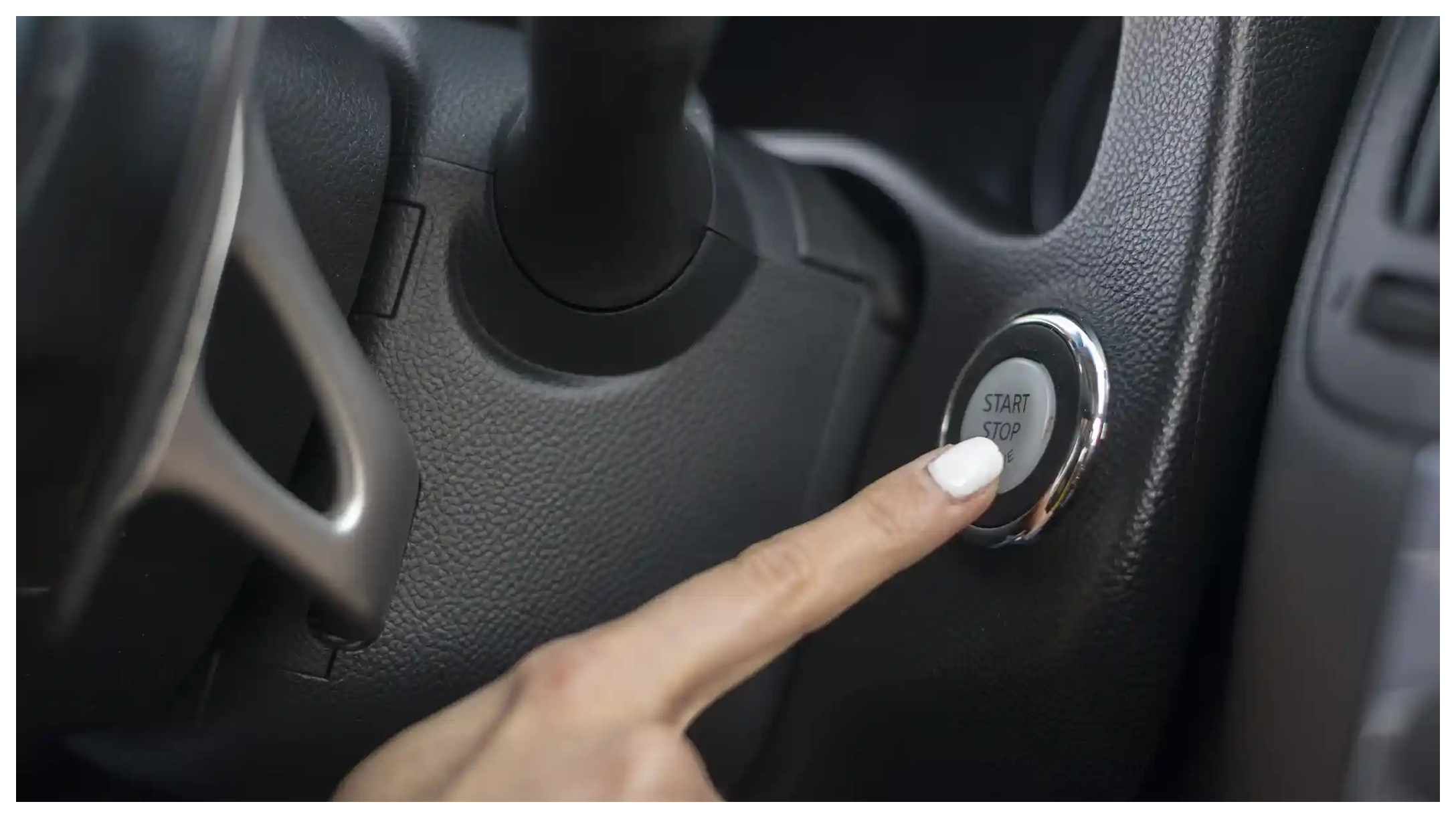 Persona presionando boton de encendido de vehiculo