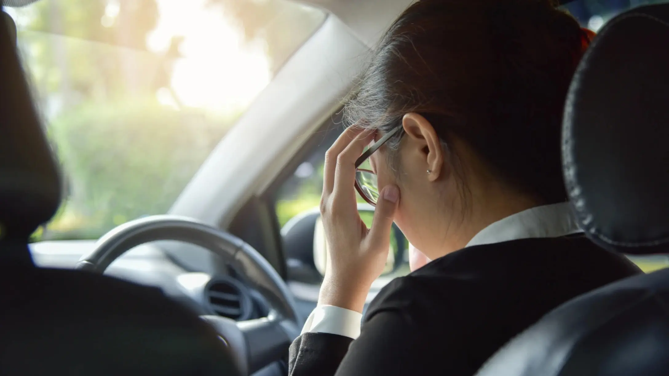 Detector de fatiga y somnolencia en autos Renault, centrado en la tecnología del Arkana Hybrid y sus sistemas de seguridad activa.
