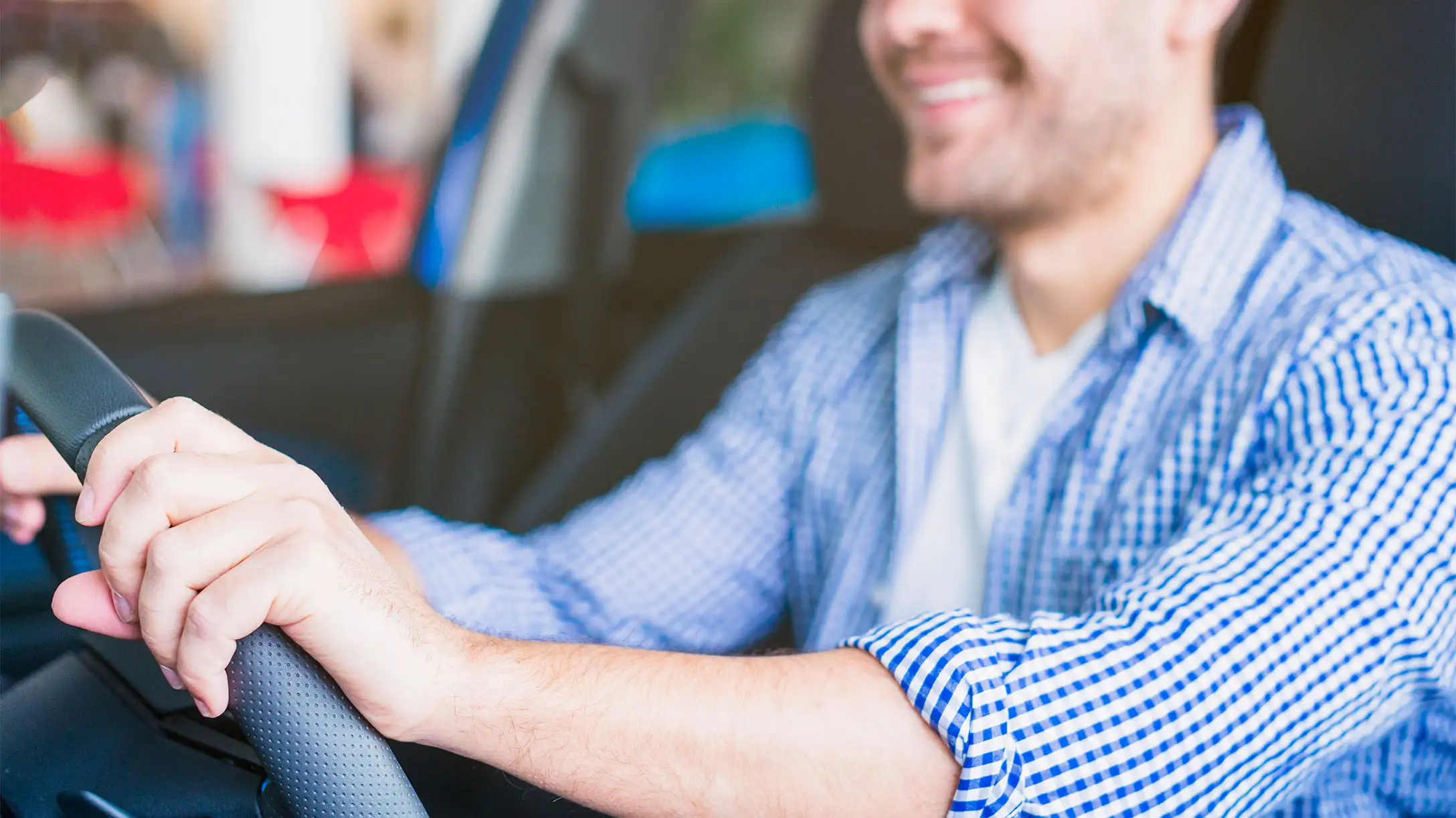 Persona conduciendo vehiculo con direccion de asistencia electrica